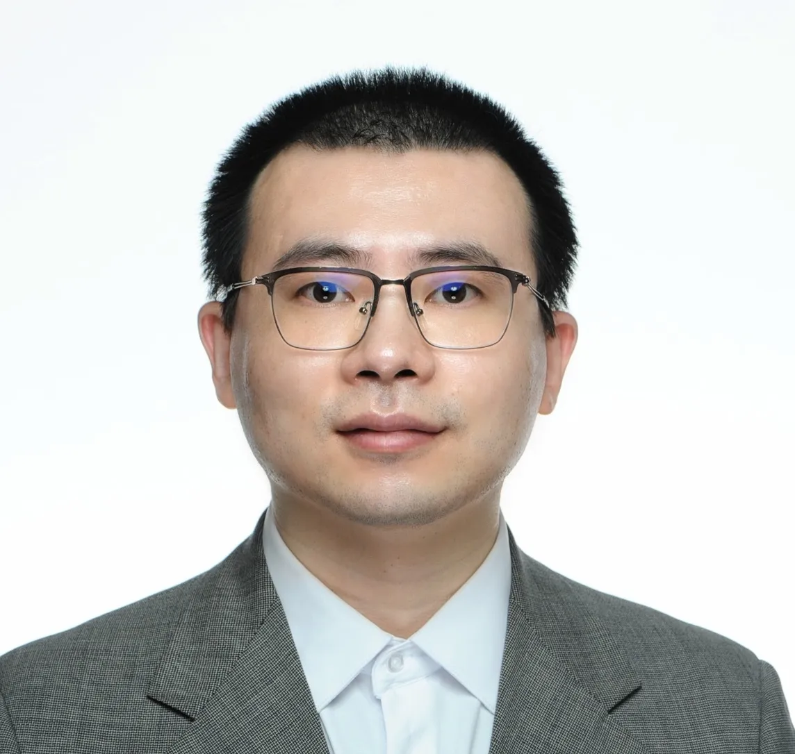 QuJianzhou Headshot 0.jpg